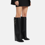 Briss | Hohe Damenstiefel – Stiefel mit Keilabsatz und Schloss-Detail