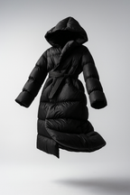 Briss | Langer Damen-Wintermantel – Daunenstil mit Kapuze und Gürtel