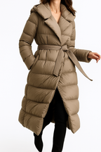Briss | Langer Damen-Wintermantel – Daunenstil mit Kapuze und Gürtel