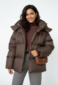 Briss | Damen Puffer Jacke mit Kapuze – Kurze, warme Steppjacke im Oversize-Look