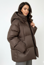 Briss | Damen Puffer Jacke mit Kapuze – Kurze, warme Steppjacke im Oversize-Look
