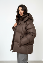 Briss | Damen Puffer Jacke mit Kapuze – Kurze, warme Steppjacke im Oversize-Look