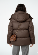 Briss | Damen Puffer Jacke mit Kapuze – Kurze, warme Steppjacke im Oversize-Look